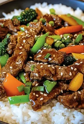 Ein Pfannengericht Teriyaki Rindfleisch mit Reis
