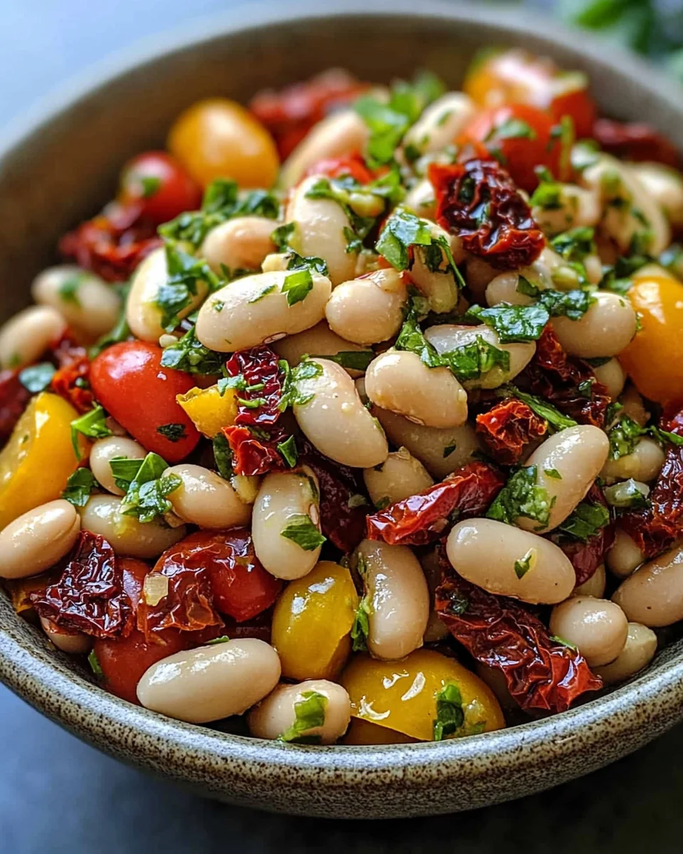 Marinierter getrockneter Tomaten-Bohnen-Salat